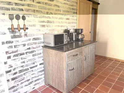 Cuisine ou kitchenette dans l'établissement Gîte de charme près du Mans pour 4 avec piscine naturelle - FR-1-410-473