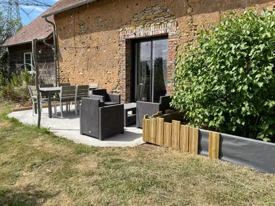 Jardin de l'établissement Gîte de charme près du Mans pour 4 avec piscine naturelle - FR-1-410-473