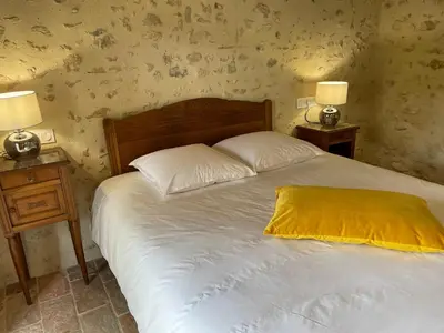 Un ou plusieurs lits dans un hébergement de l'établissement Maison d'hôtes près de La Flèche avec animaux acceptés - FR-1-410-474