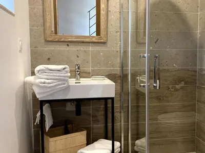 Salle de bains dans l'établissement Maison d'hôtes près de La Flèche, adaptée PMR, animaux admis, petit-déjeuner inclus - FR-1-410-475
