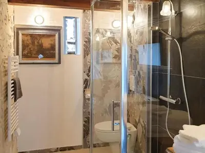 Salle de bains dans l'établissement Maison d'hôtes près de La Flèche, adaptée PMR, animaux admis, petit-déjeuner inclus - FR-1-410-475