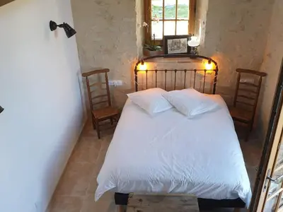Un ou plusieurs lits dans un hébergement de l'établissement Maison d'hôtes près de La Flèche, adaptée PMR, animaux admis, petit-déjeuner inclus - FR-1-410-475