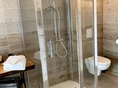 Salle de bains dans l'établissement Maison d'hôtes familiale près de La Flèche, animaux acceptés - FR-1-410-476