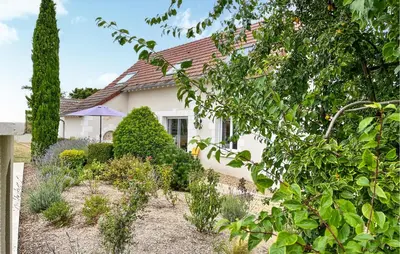 Jardin de l'établissement Gite Avec Piscine Et Jacuzzi