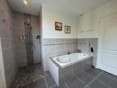 Salle de bains dans l'établissement L'Orée du Bois - Piscine - 6pers - Garage