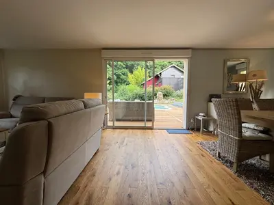Coin salon dans l'établissement L'Orée du Bois - Piscine - 6pers - Garage
