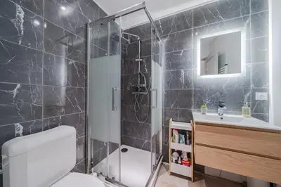 Salle de bains dans l'établissement Séjour Confort - Proche Gare & Centre - Futuroscope 1