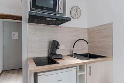 Cuisine ou kitchenette dans l'établissement Studio Confort - Proche Gare&Centre - Futuroscope 2