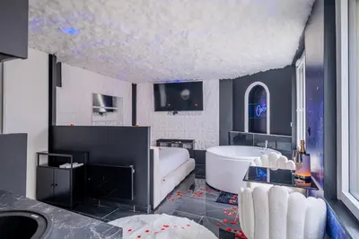Télévision ou salle de divertissement dans l'établissement Suite jungle amour détente