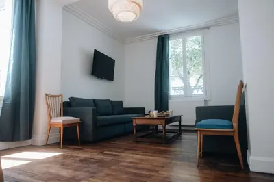 Télévision ou salle de divertissement dans l'établissement La Maison sur la Loire À deux pas du cœur de Tours