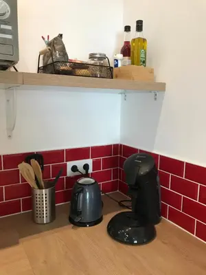 Cuisine ou kitchenette dans l'établissement Charmante petite maison