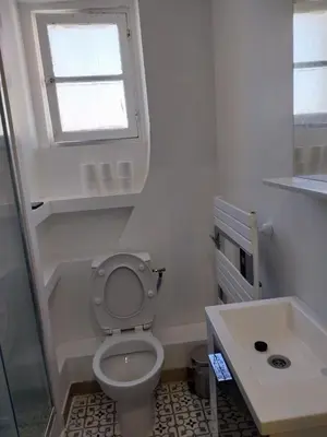 Salle de bains dans l'établissement Le Figuier