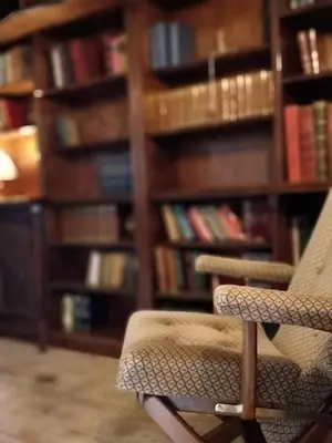 Bibliothèque dans la maison de vacances