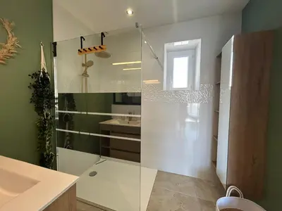 Salle de bains dans l'établissement Gîte Confortable pour 4 Pers. à Villentrois, Idéal Découverte du Berry - FR-1-591-755