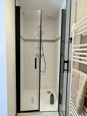Salle de bains dans l'établissement Le petit traîne-feuilles