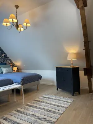 Coin salon dans l'établissement Le petit traîne-feuilles