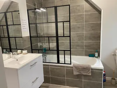 Salle de bains dans l'établissement Maison récente à 15 minutes du circuit des 24 heures du Mans
