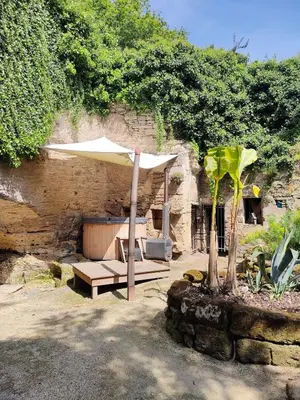 Jardin de l'établissement Evasion Troglodyte insolite spa et nature