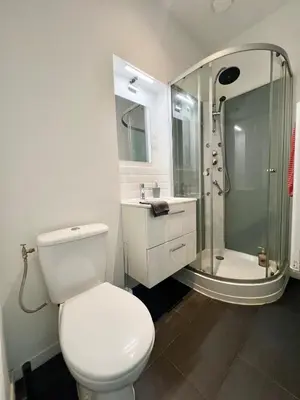 Salle de bains dans l'établissement Studio Rio - Confortable avec jardin d'été I proche gare et centre