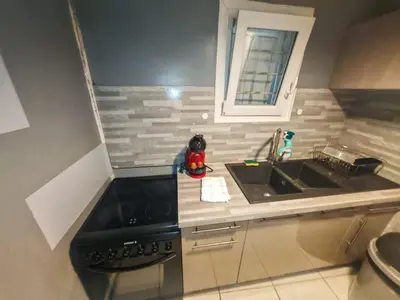 Cuisine ou kitchenette dans l'établissement T2 COMPLET BLOIS Centre 38 M2-Parking et linge inclus