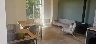 Coin salon dans l'établissement Maison avec spa privatif, piscine, poele à bois Domaine de la Moyendrie