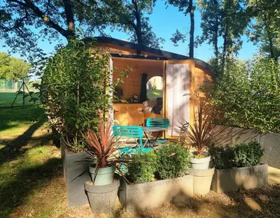 Jardin de l'établissement Nuit insolite dans un petit Hobbit en bois