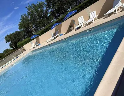 Piscine de l'établissement Nuit insolite dans un petit Hobbit en bois ou située à proximité
