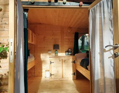 Un ou plusieurs lits dans un hébergement de l'établissement Nuit insolite dans un petit Hobbit en bois