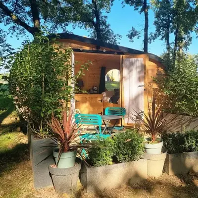 Nuit insolite dans un petit Hobbit en bois