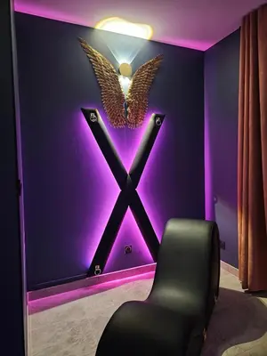 Coin salon dans l'établissement Le Nid défendu #Nüit#love#luxe