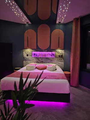 Un ou plusieurs lits dans un hébergement de l'établissement Le Nid défendu #Nüit#love#luxe