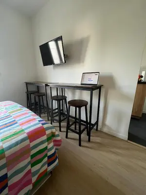 Télévision ou salle de divertissement dans l'établissement Studio Jozy I confort et jardin en ville 4pers I Futuroscope