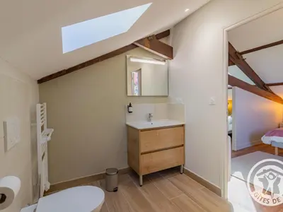 Salle de bains dans l'établissement Gîte spacieux de 8 chambres au cœur des vignes d'Anjou - FR-1-622-112