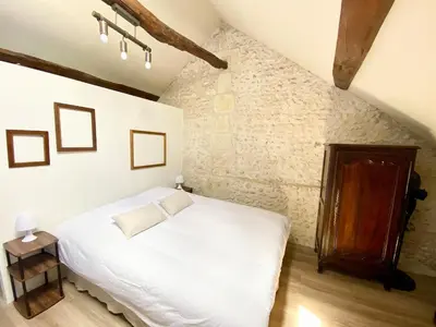 Un ou plusieurs lits dans un hébergement de l'établissement NEW gite confort 220 m2, 15 pers, 6CH-4SDB-4WC avec jacuzzi, gym, billard, babyfoot, à 2h30 de Paris