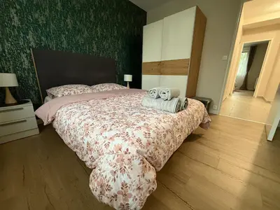 Un ou plusieurs lits dans un hébergement de l'établissement Liberte-Apartment with parking