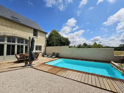 Piscine de l'établissement Charmant Gîte 6 Pers avec Piscine Privée et Jardin, Avon-les-Roches - FR-1-381-629 ou située à proximité
