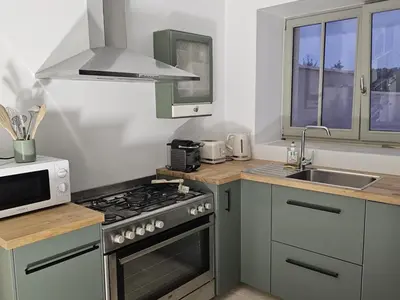 Cuisine ou kitchenette dans l'établissement Charmant Gîte 6 Pers avec Piscine Privée et Jardin, Avon-les-Roches - FR-1-381-629