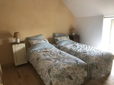 Un ou plusieurs lits dans un hébergement de l'établissement Charmant Gîte 6 Pers avec Piscine Privée et Jardin, Avon-les-Roches - FR-1-381-629