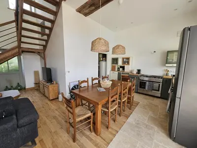 Cuisine ou kitchenette dans l'établissement Charmant Gîte 6 Pers avec Piscine Privée et Jardin, Avon-les-Roches - FR-1-381-629