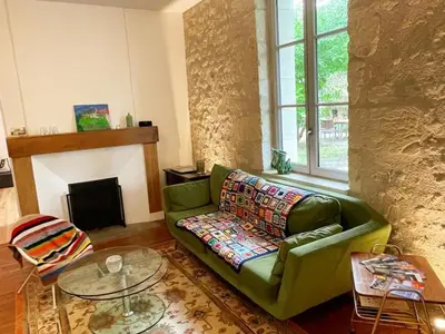 Coin salon dans l'établissement Gîte proche châteaux, jardin, parking, max 4 pers - FR-1-381-631