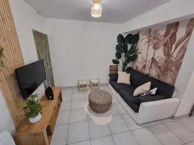 Télévision ou salle de divertissement dans l'établissement Maison cocon Bali