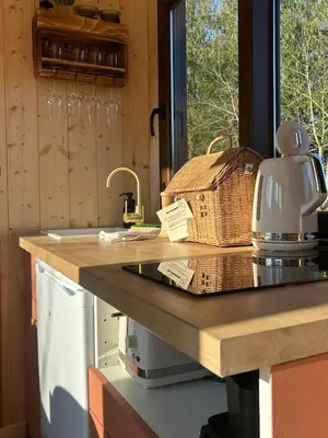 Cuisine ou kitchenette dans l'établissement Tiny houses PAMPA Lodges - étang & bain nordique