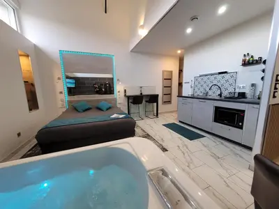 Un ou plusieurs lits dans un hébergement de l'établissement Indus'Loft and Spa-Jacuzzi et Parking Privé