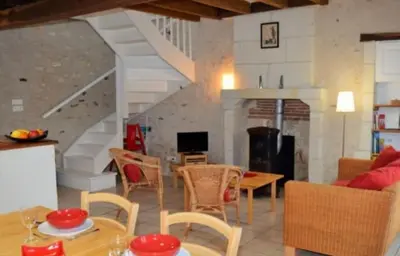 Coin salon dans l'établissement Gîte Hibou avec piscine 4-6 personnes