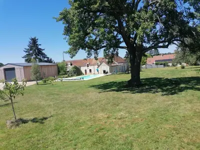 Jardin de l'établissement Gîte Hibou avec piscine 4-6 personnes