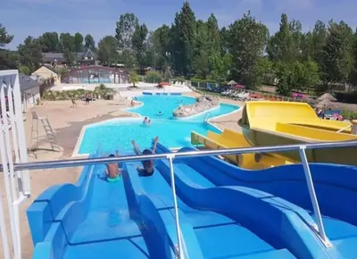 Piscine de l'établissement Domaine De Dugny ou située à proximité