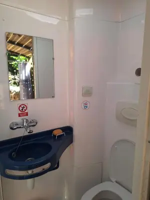 Salle de bains dans l'établissement Les 2 étangs La Foulonnerie Lodge - Tente