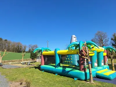 Aire de jeux pour enfants de l'établissement Les 2 étangs La Foulonnerie Lodge - Tente