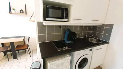 Cuisine ou kitchenette dans l'établissement La Terrasse, T2 proche gare, Wifi, tv HD, grande terrasse