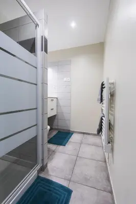 Salle de bains dans l'établissement Studio Cosy La Fuye, proche gare, VELORA